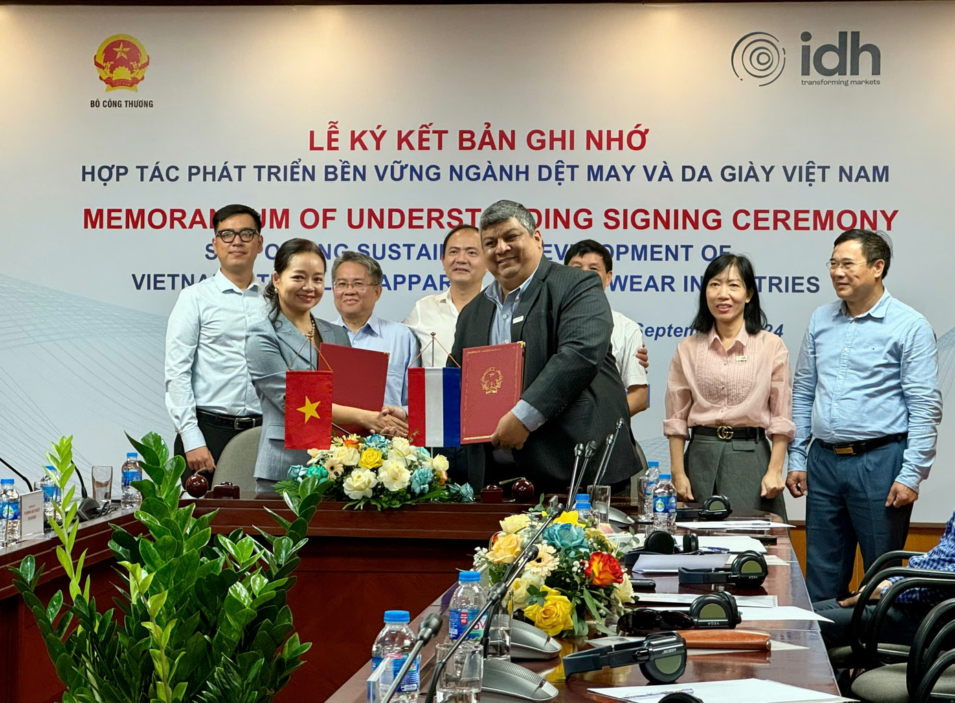 Đại diện Bộ Công Thương, IDH và các Hiệp hội trong lĩnh vực dệt may và da giày tham dự lễ ký kết. Đại diện Bộ Công Thương, IDH và các Hiệp hội trong lĩnh vực dệt may và da giày tham dự lễ ký kết.