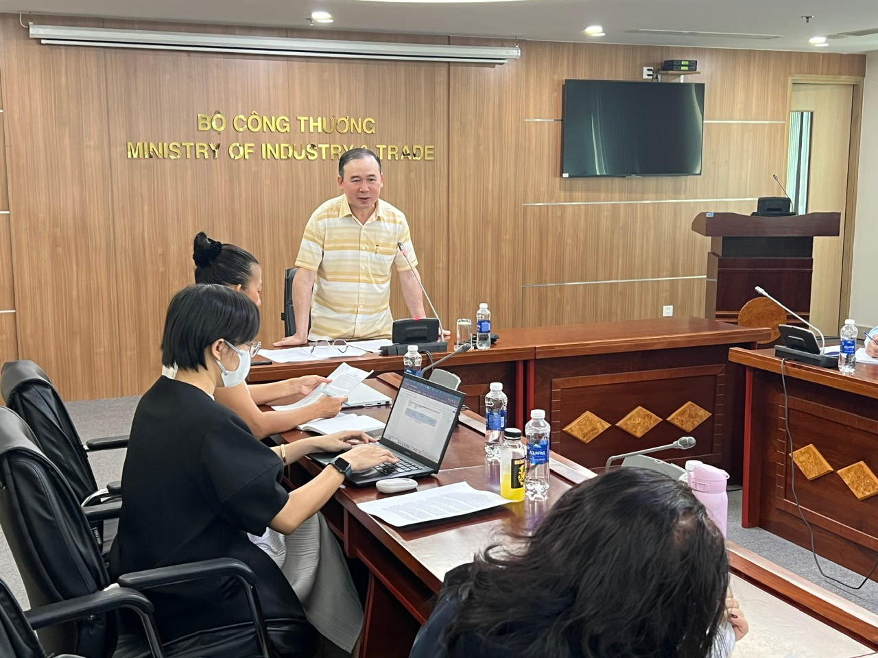 Vụ trưởng Vụ Thị trường trong nước (Bộ Công Thương) Phan Văn Chinh lắng nghe ý kiến từ các doanh nghiệp, nhà phân phối (ảnh: U.P)