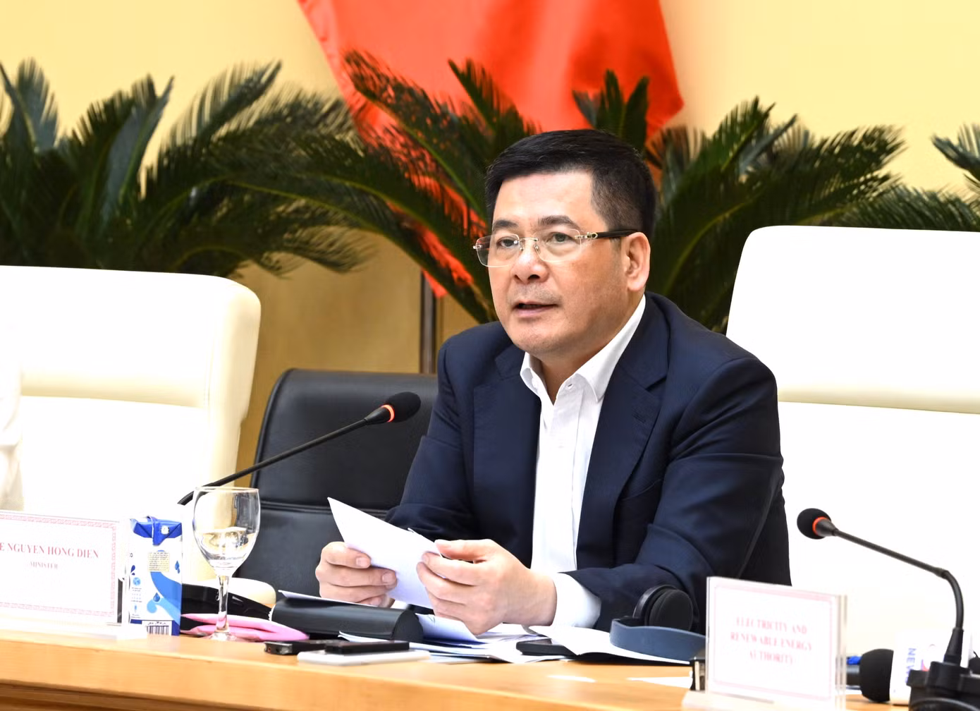 Bộ trưởng Công Thương Nguyễn Hồng Diên trả lời các ý kiến của nhà đầu tư quốc tế.