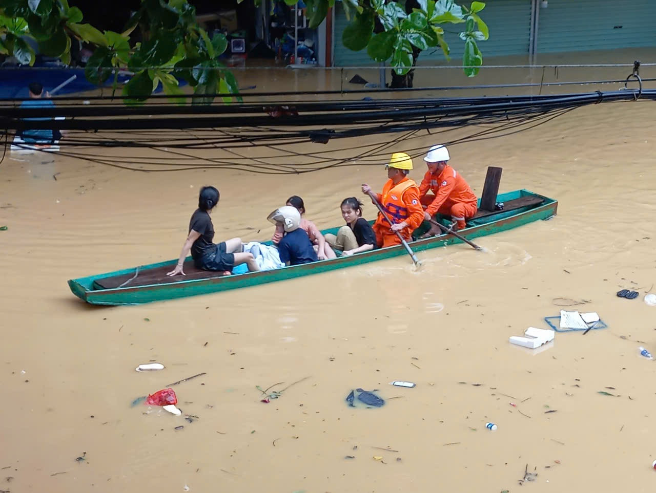 Công nhân điện lực hỗ trợ người dân ở vùng ngập sâu Công nhân điện lực hỗ trợ người dân ở vùng ngập sâu