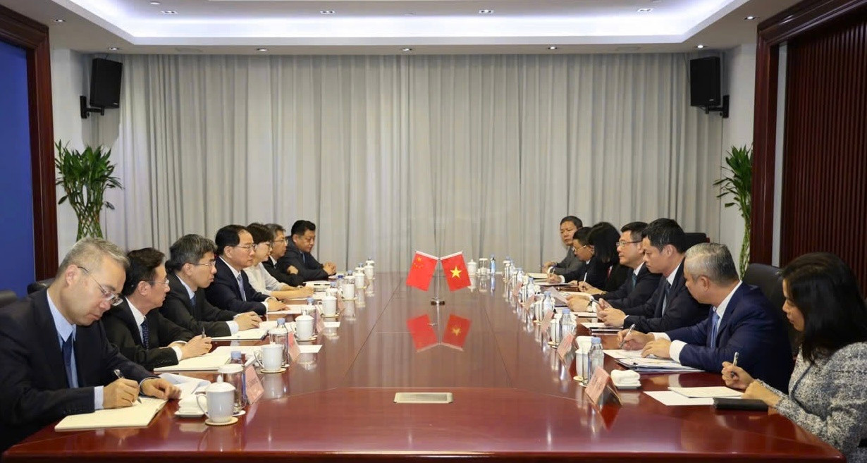 Bộ trưởng Công Thương Nguyễn Hồng Diên tại buổi làm việc với Bộ Công nghiệp và Công nghệ Trung Quốc