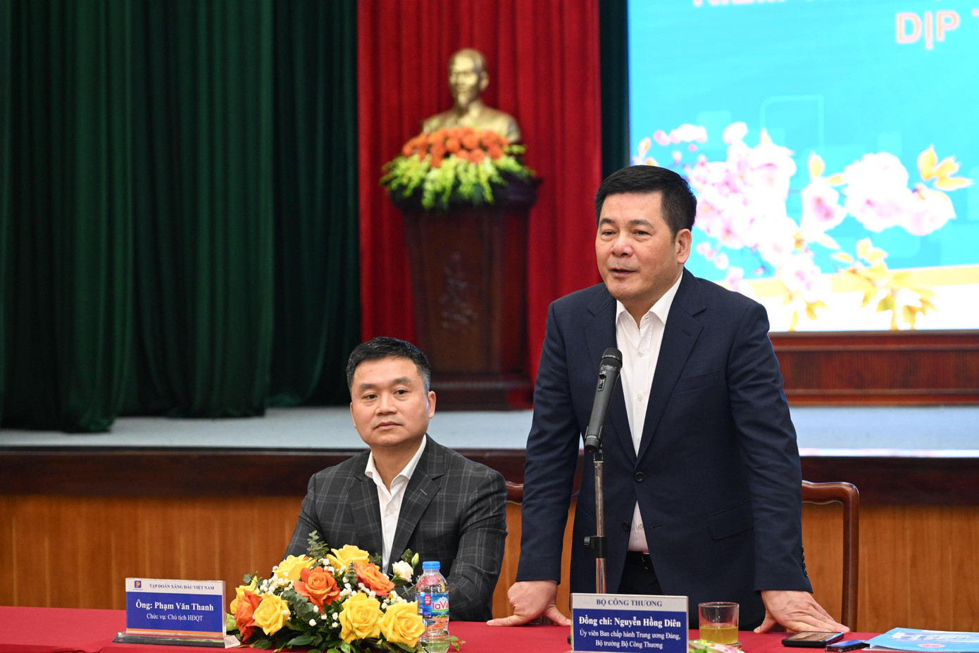 Bộ trưởng Công Thương yêu cầu các doanh nghiệp xăng dầu đầu mối đảm bảo nguồn cung dịp Tết.