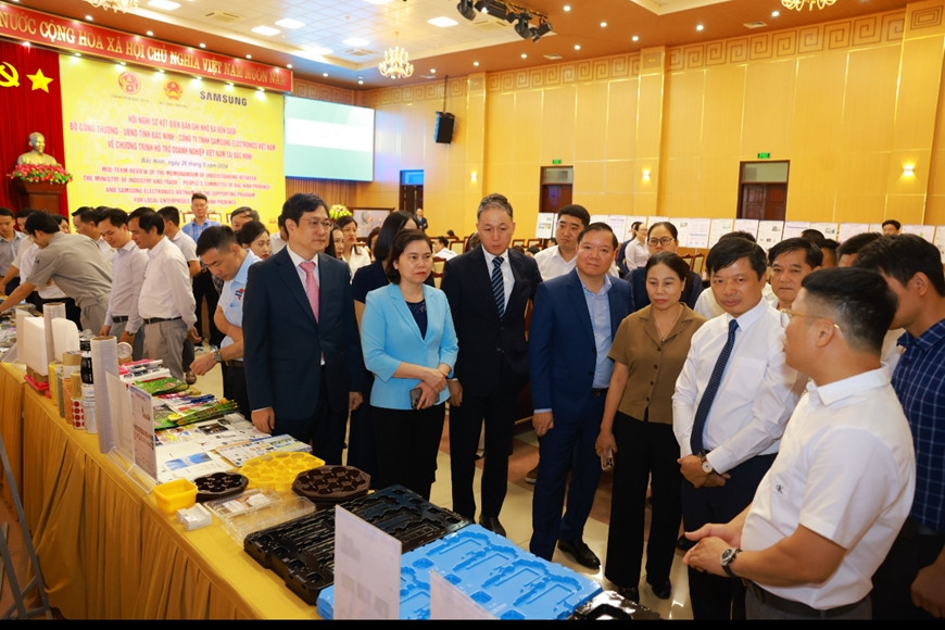 Các đại biểu tham quan khu trưng bày sản phẩm của doanh nghiệp. Ảnh: Trà My