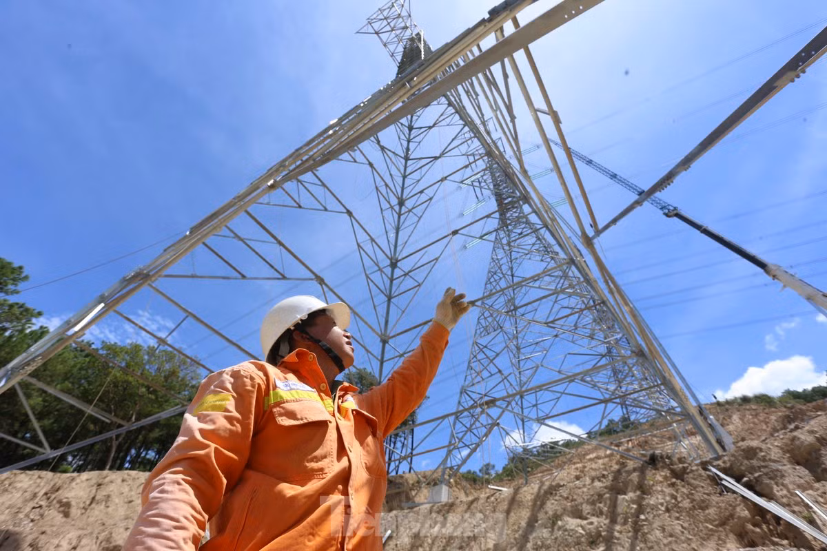 Dự án đường dây 500kV mạch 3 Quảng Trạch - Phố Nối dài 519 km, đi qua 9 địa phương.