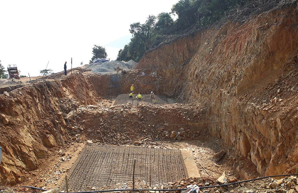 Thi công vị trí 34 Dự án đường dây 500kV Quảng Trạch - Quỳnh Lưu. Ảnh: Xuân Tiến. Thi công vị trí 34 Dự án đường dây 500kV Quảng Trạch - Quỳnh Lưu. Ảnh: Xuân Tiến.