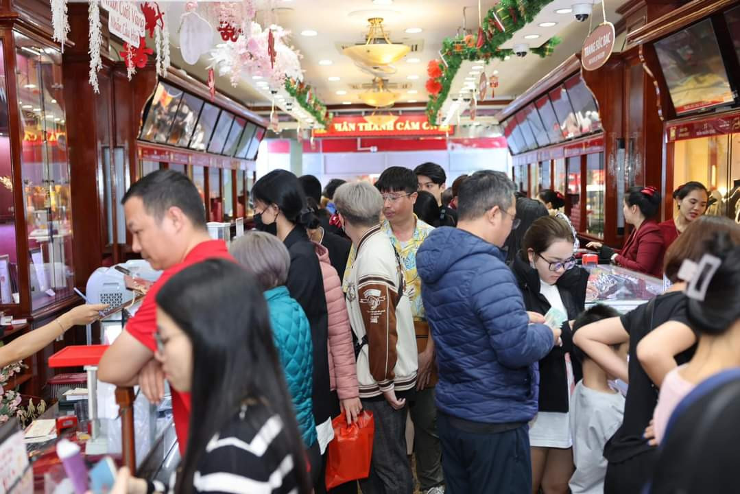 Nhiều cửa hàng chật kín khách mua. Ảnh: Ngọc Mai.