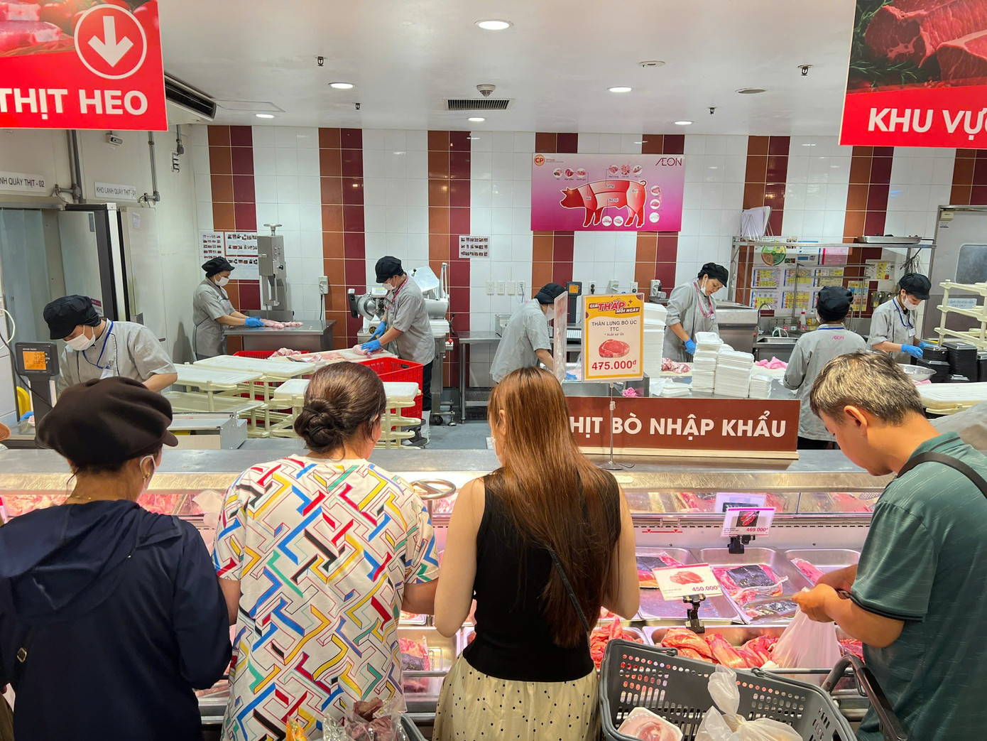 Thịt và thực phẩm được bổ sung liên tục để đáp ứng nhu cầu của người dân.