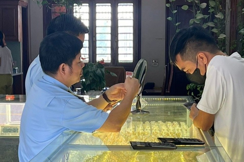 Lực lượng chức năng phát hiện sai phạm khi kiểm tra tại cửa hàng kinh doanh vàng trên địa bàn huyện Bình Xuyên, tỉnh Vĩnh Phúc. Lực lượng chức năng phát hiện sai phạm khi kiểm tra tại cửa hàng kinh doanh vàng trên địa bàn huyện Bình Xuyên, tỉnh Vĩnh Phúc.
