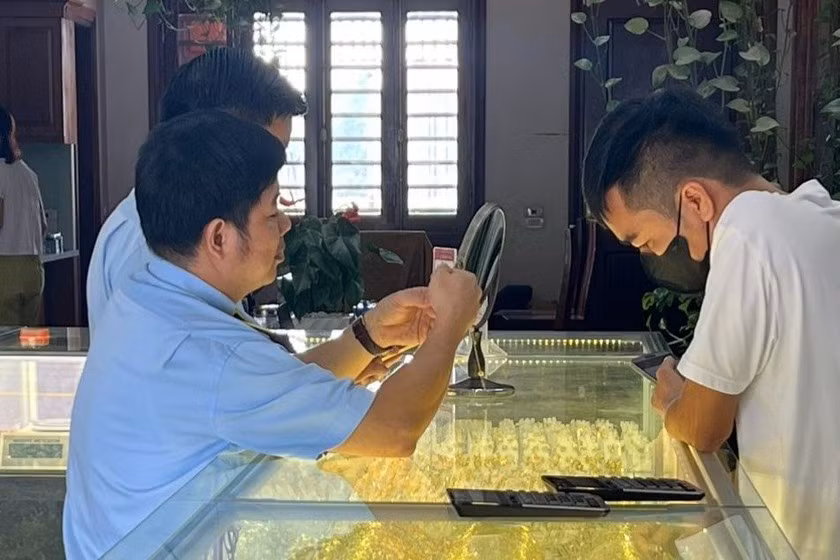 Lực lượng chức năng phát hiện sai phạm khi kiểm tra tại cửa hàng kinh doanh vàng trên địa bàn huyện Bình Xuyên, tỉnh Vĩnh Phúc. Lực lượng chức năng phát hiện sai phạm khi kiểm tra tại cửa hàng kinh doanh vàng trên địa bàn huyện Bình Xuyên, tỉnh Vĩnh Phúc.