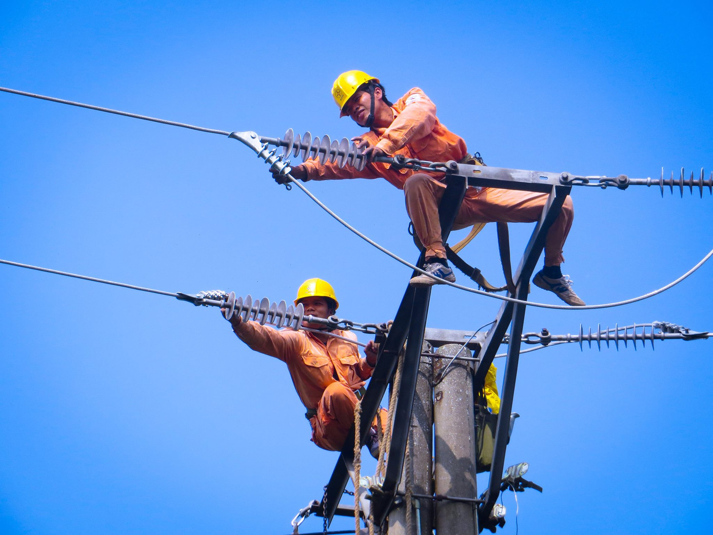 Công nhân ngành điện thi công, sửa chữa các tuyến đường dây, đảm bảo an toàn cung cấp điện