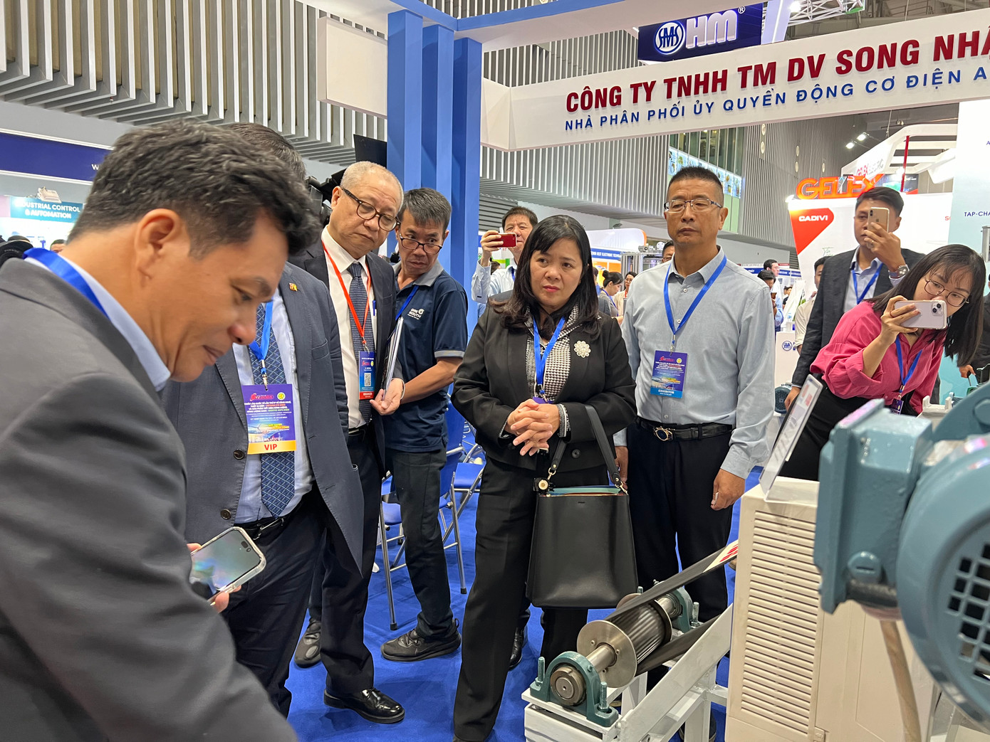 Theo các doanh nghiệp, lĩnh vực sản xuất các thiết bị điện trong nước hiện còn yếu, hầu hết các thiết bị và công nghệ đều nhập khẩu. Theo các doanh nghiệp, lĩnh vực sản xuất các thiết bị điện trong nước hiện còn yếu, hầu hết các thiết bị và công nghệ đều nhập khẩu.