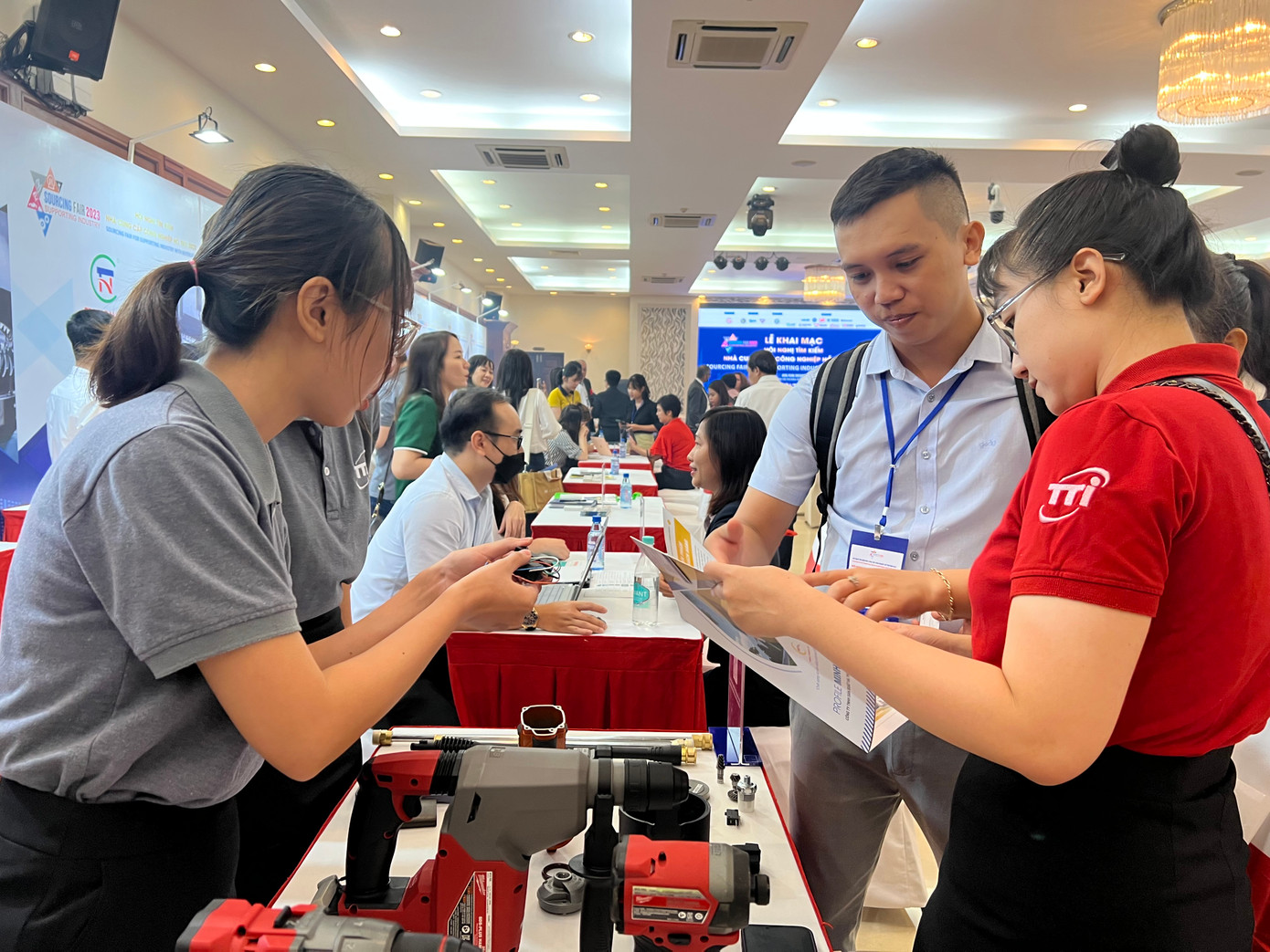 Doanh nghiệp ngành công nghiệp hỗ trợ giới thiệu sản phẩm, tìm kiếm đối tác tại triển lãm ngành Công nghiệp hỗ trợ năm 2023 tại TPHCM. Ảnh: U.Phương