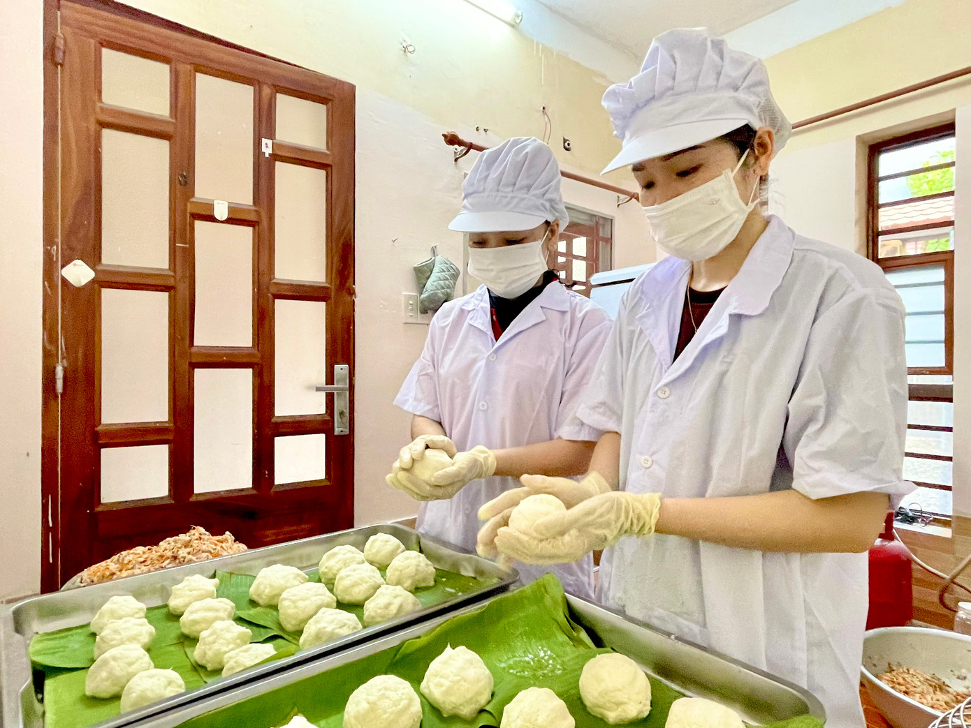 Nhân viên Cusami Kitchen chế biến bánh ú, bánh giò từ khoai mì