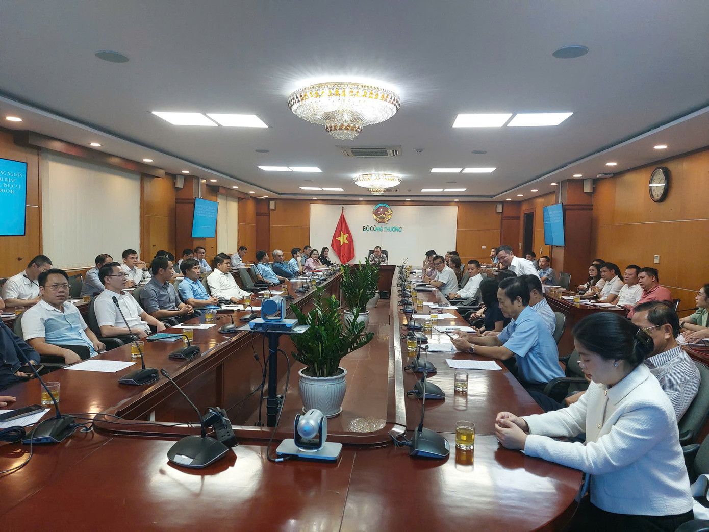 Nhiều doanh nghiệp đầu mối cho biết đang gặp khó khăn. Nhiều doanh nghiệp đầu mối cho biết đang gặp khó khăn.