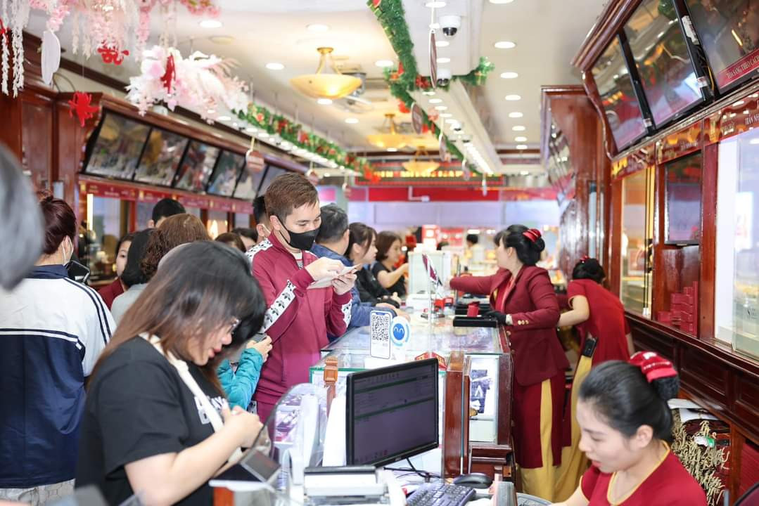 Người dân xếp hàng chờ nhận vàng. Ảnh: Ngọc Mai.