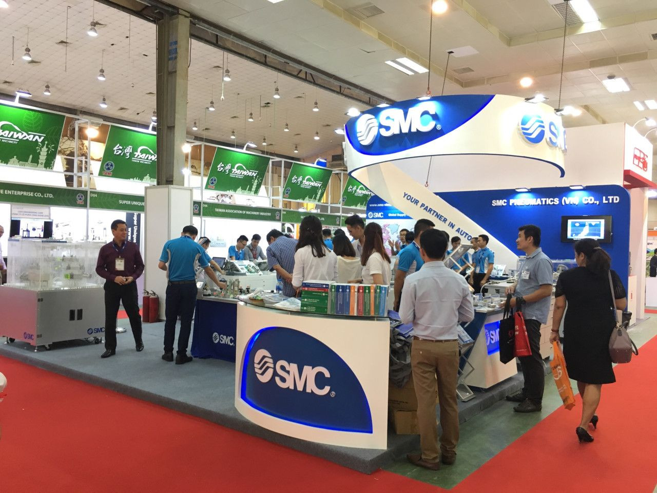 Doanh nghiệp có nhiều cơ hội giao thương, thâm nhập chuỗi cung ứng khi tham gia các hội chợ, triển lãm. Trong ảnh: Triển lãm NEPCON Việt Nam 2024 Doanh nghiệp có nhiều cơ hội giao thương, thâm nhập chuỗi cung ứng khi tham gia các hội chợ, triển lãm. Trong ảnh: Triển lãm NEPCON Việt Nam 2024