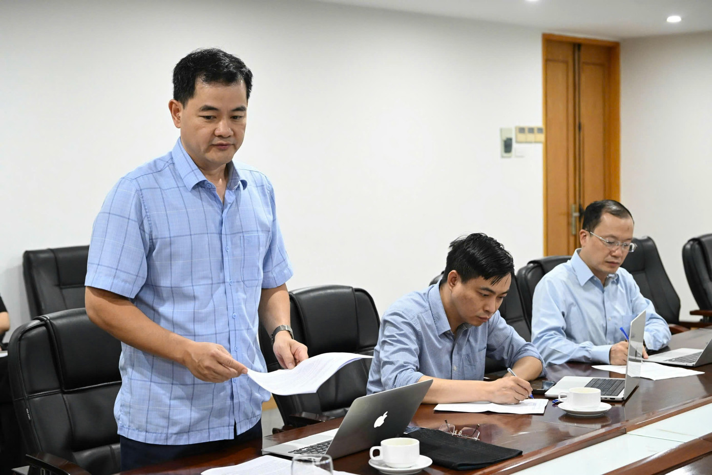 Ông Bùi Huy Sơn - Vụ trưởng Vụ Kế hoạch - Tài chính - báo cáo về thiệt hại do bão số 3 gây ra ở các địa phương.