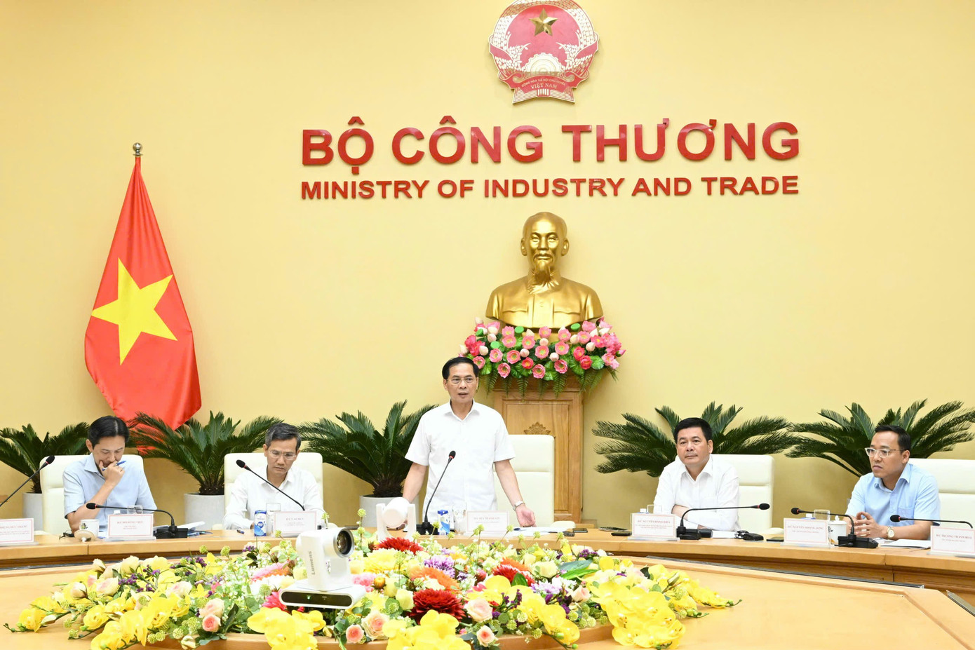 Phó Thủ tướng Bùi Thanh Sơn đặt ra 3 vấn đề đối với ngành công thương cần tập trung triển khai trong thời gian tới. Phó Thủ tướng Bùi Thanh Sơn đặt ra 3 vấn đề đối với ngành công thương cần tập trung triển khai trong thời gian tới.