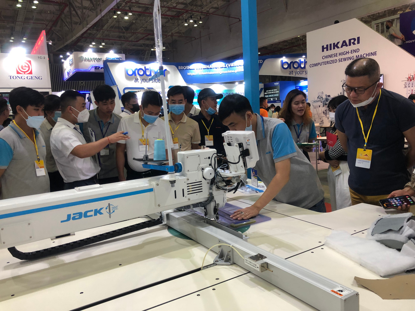 Ngành dệt may Việt Nam đang có nhiều tín hiệu tích cực, khả quan. Ảnh tại triển lãm ngành dệt may 2023, ảnh: Uyên Phương