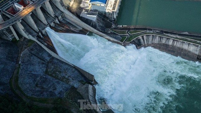 Thủy điện Tuyên Quang xả lũ.