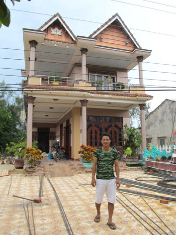 Anh Trần Công Vương trước ngôi nhà lớn 