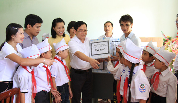 Quà cho các cháu nhỏ là những ấn phẩm của báo Tiền Phong, những cuốn sách, truyện dành cho thiếu nhi. Ảnh: Trường Phong