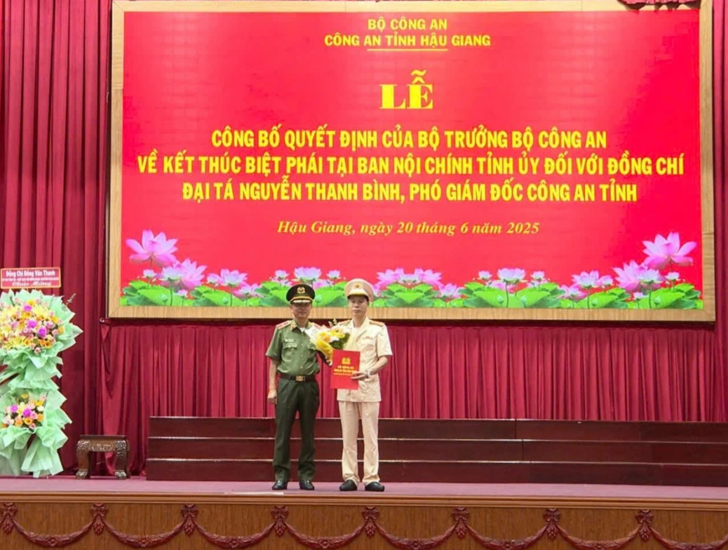 Thừa ủy quyền của Bộ trưởng Bộ Công an, Thiếu tướng Huỳnh Việt Hòa - Giám đốc Công an tỉnh Hậu Giang trao quyết định của Bộ trưởng Bộ Công an về việc kết thúc biệt phái tại Ban Nội chính Tỉnh ủy Hậu Giang đối với Đại tá Nguyễn Thanh Bình - Phó Giám đốc Công an tỉnh Hậu Giang Thừa ủy quyền của Bộ trưởng Bộ Công an, Thiếu tướng Huỳnh Việt Hòa - Giám đốc Công an tỉnh Hậu Giang trao quyết định của Bộ trưởng Bộ Công an về việc kết thúc biệt phái tại Ban Nội chính Tỉnh ủy Hậu Giang đối với Đại tá Nguyễn Thanh Bình - Phó Giám đốc Công an tỉnh Hậu Giang