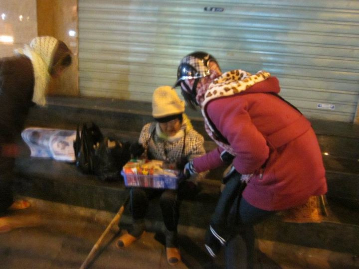 Các bạn tình nguyện viên đã mang mùa đông ấm áp đến cho gần 200 người nghèo