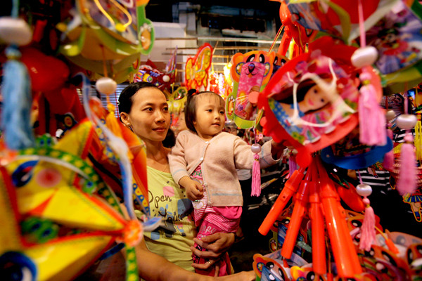 Người dân Sài Gòn nhộn nhịp đưa con em tới phố 