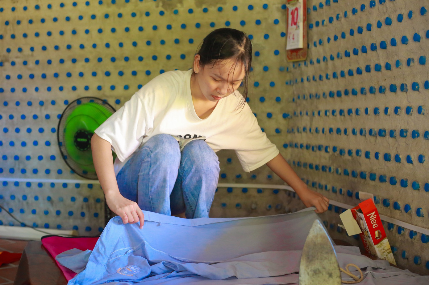 Bên trong bức tường xây từng "gạch" tái chế.