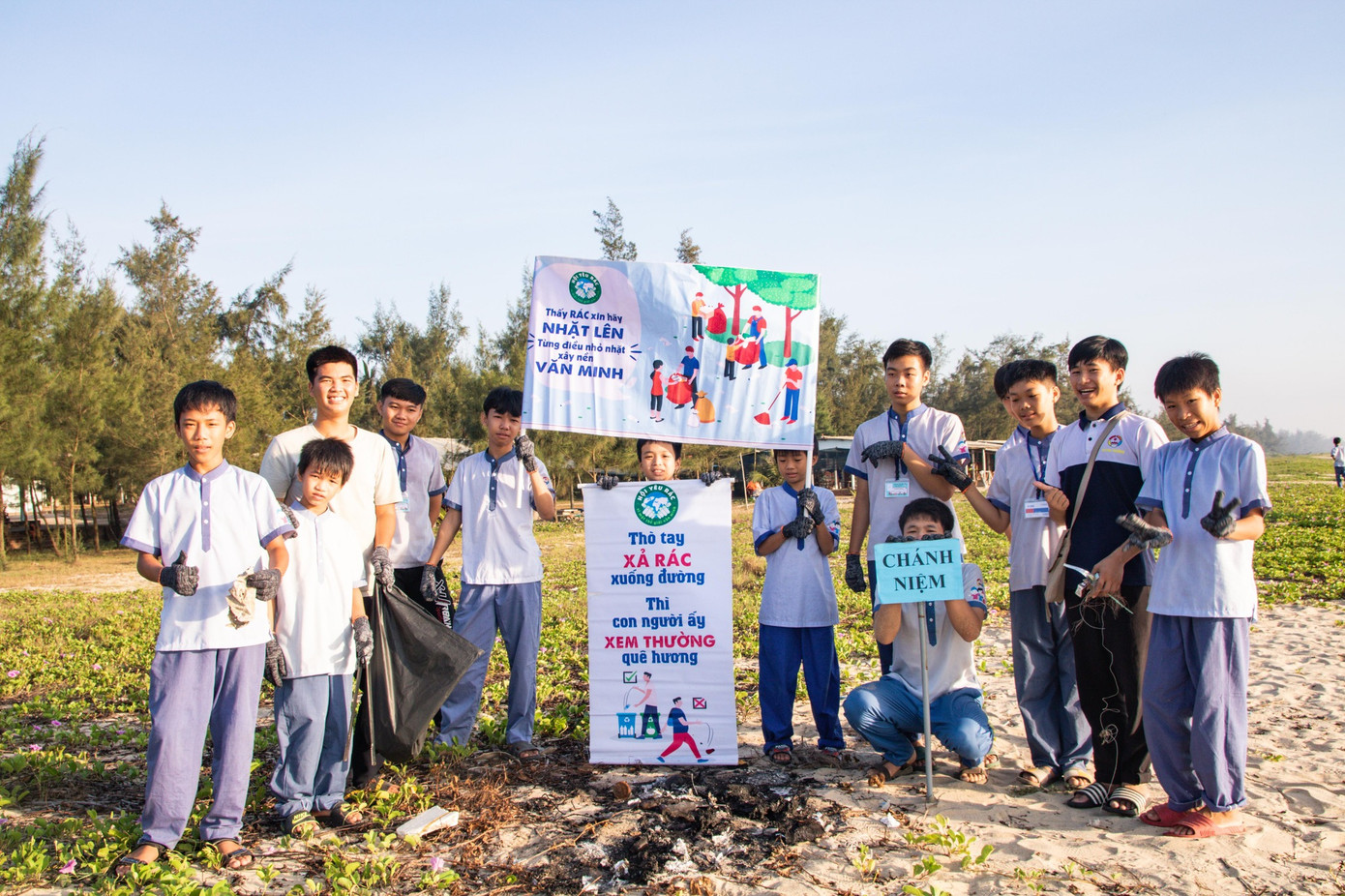 Học sinh, sinh viên hưởng ứng phong trào dọn rác làm sạch quê hương do chùa Đức Lâm khởi xướng.