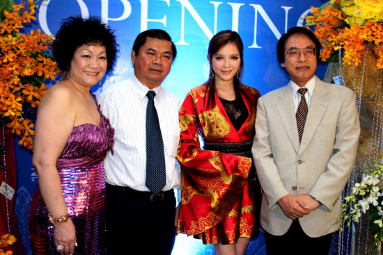 Chụp hình chung với bà Madame Wong - Chủ tịch Tập đoàn Enigma Châu Á Thái Bình Dương (bên trái) và Đại diện tổng Đại sứ quán Nhật Bản tại TP.HCM (bên phải)