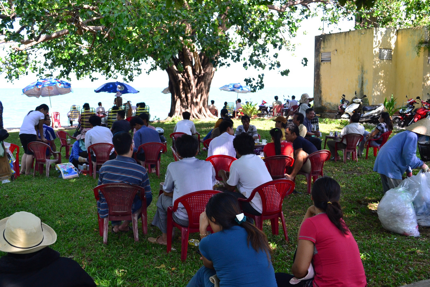 Quán nước đông người. Quán nước dã chến ven bờ biển chật kín người. ảnh Việt Hương