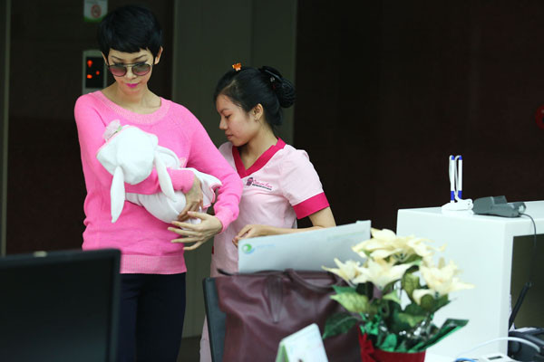 Sau khi khám và kiểm tra định kỳ cho bé Thỏ, cô nhanh chóng ra xe về nhà