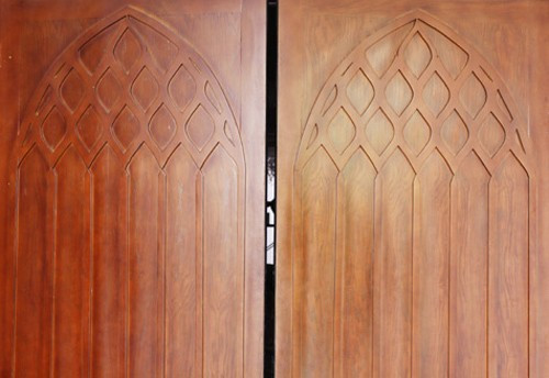 Lam Trường cũng rất quan tâm đến những hoa văn trên vật dụng trang trí trong nhà