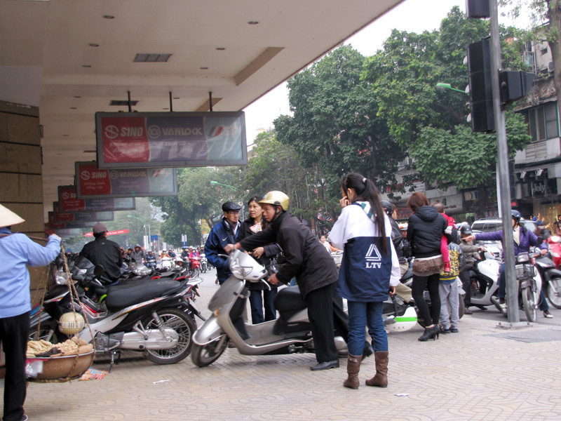 Song nhiều du khách vẫn cắn răng mua vé để vào chiêm ngưỡng phố hoa