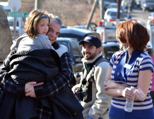 Ông bố và mọi người vui mừng vì một em nhỏ sống sót, nhưng bản thân em chưa hết bàng hoàng