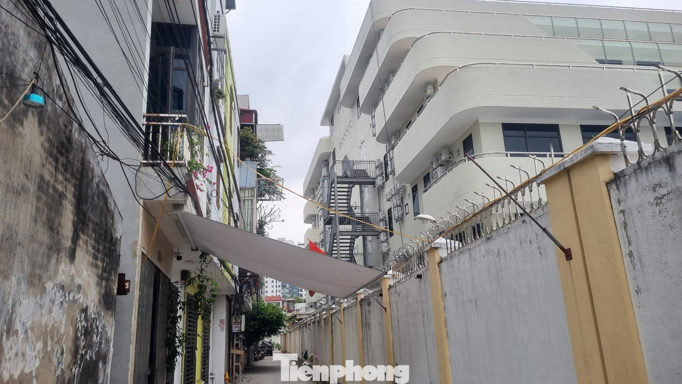 Công trình chỉ cách nhà dân khoảng 5m. Công trình chỉ cách nhà dân khoảng 5m.