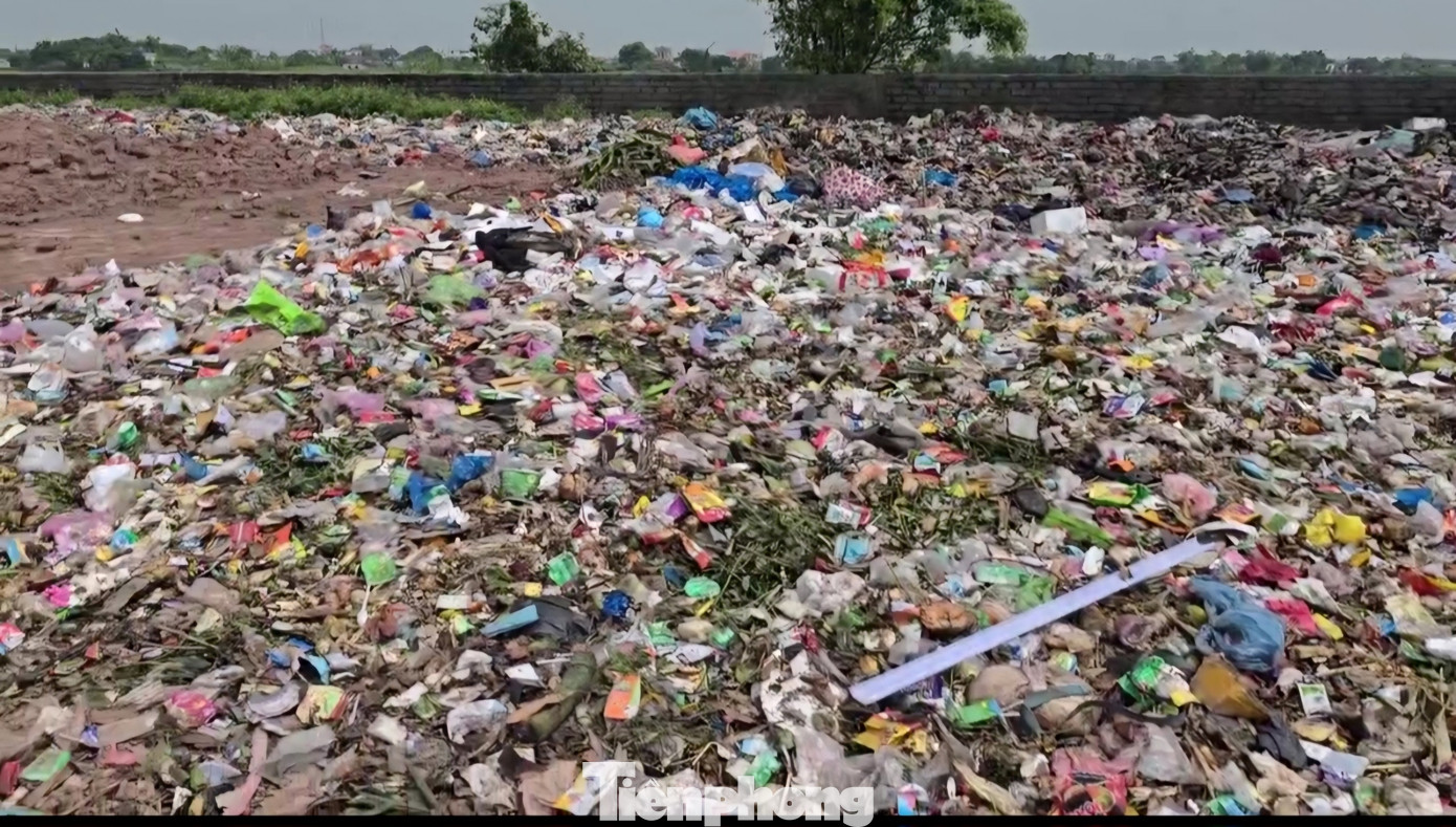 Cận cảnh bãi rác tại xã Nam Trung