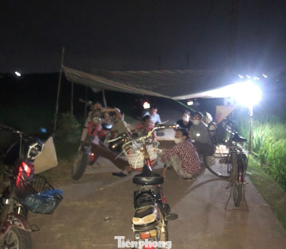 Quá bức xúc, người dân xóm 5, xã Nam Hồng đã ra căng lều, ngăn không cho xe rác vào khu đốt rác xã Nam Trung.