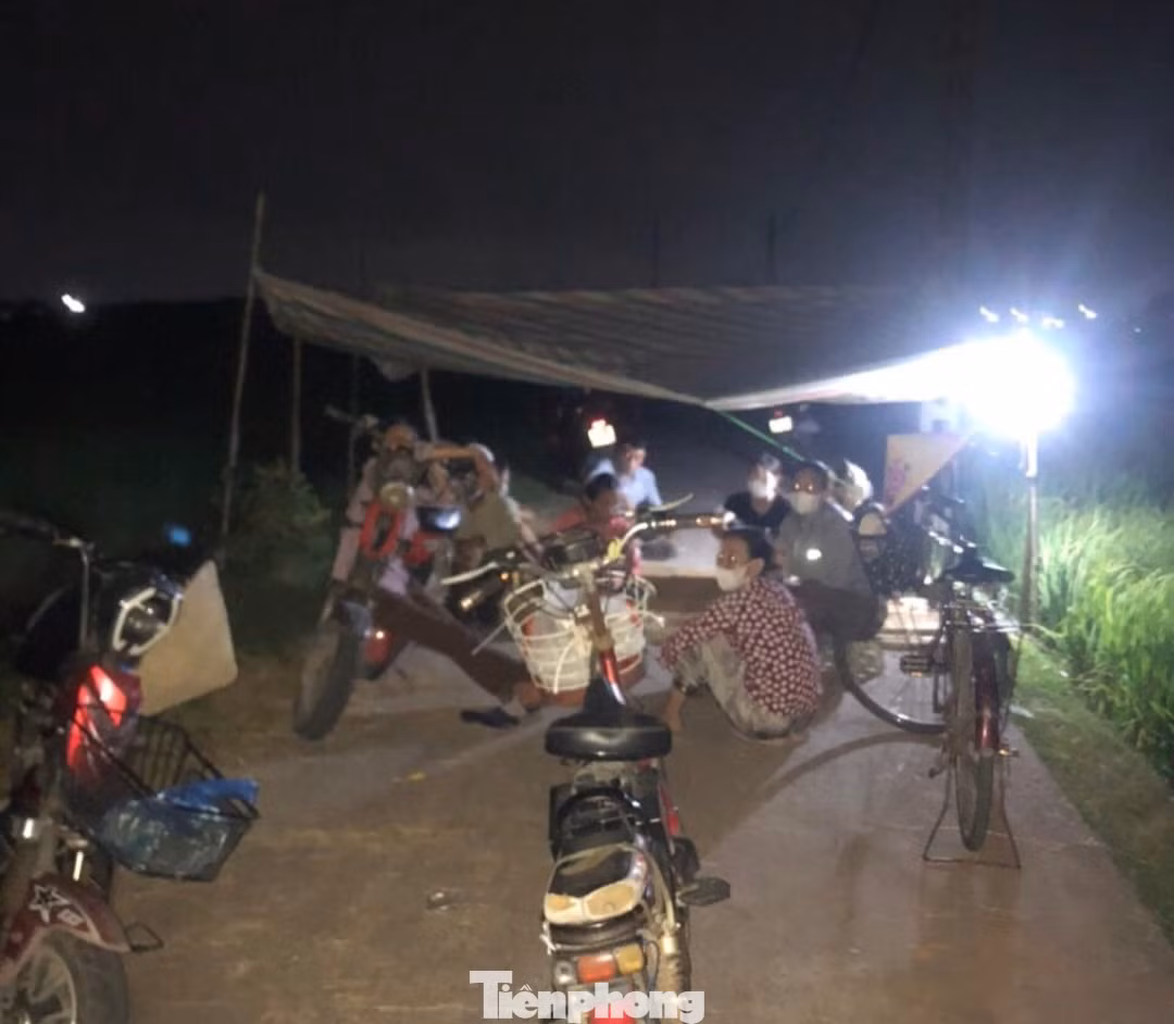 Quá bức xúc, người dân xóm 5, xã Nam Hồng đã ra căng lều, ngăn không cho xe rác vào khu đốt rác xã Nam Trung.