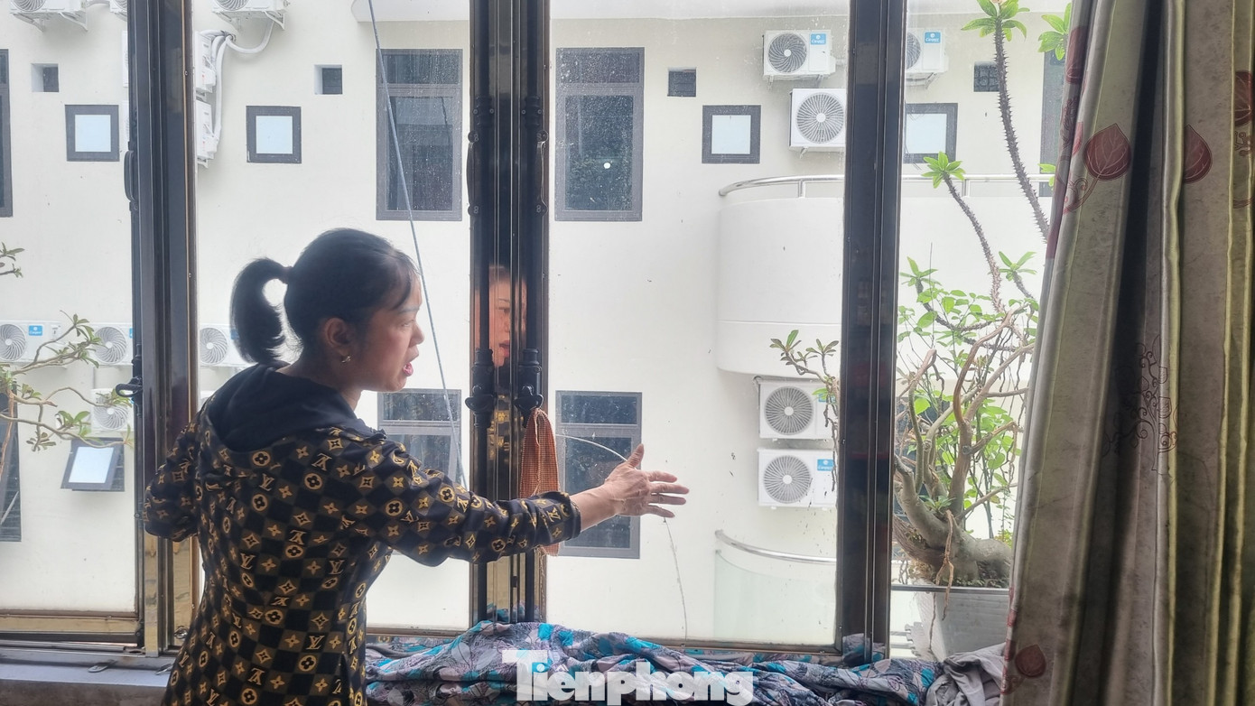 Hệ thống cửa sổ nhà chị Lưu Thị Xuân bị nứt kính, xô lệch, nước chảy lênh láng vào nhà mỗi khi mưa. Hệ thống cửa sổ nhà chị Lưu Thị Xuân bị nứt kính, xô lệch, nước chảy lênh láng vào nhà mỗi khi mưa.