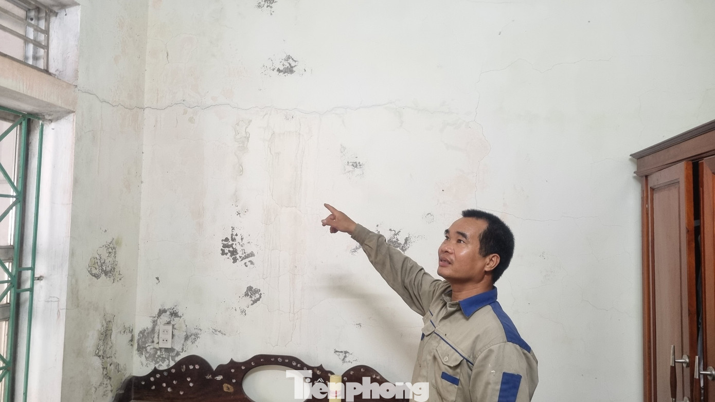 Các tầng ngôi nhà ông Hoàng Trọng Đại bị những vết nứt chằng chịt trên tường, trần nhà. Các tầng ngôi nhà ông Hoàng Trọng Đại bị những vết nứt chằng chịt trên tường, trần nhà.