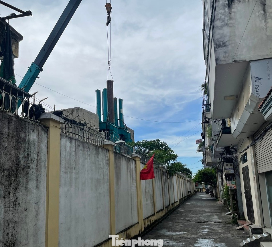 Quá trình nhồi cọc móng công trình, làm rung chuyển cả khu dân cư. Quá trình nhồi cọc móng công trình, làm rung chuyển cả khu dân cư.