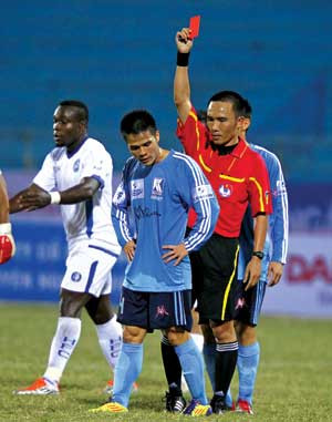 Trọng tài Bùi Quang Thông bị đội Khánh Hoà tố cáo đã tiêu cực khi còn là cầu thủ và bị cấm thi đấu. Dù treo còi trọng tài nhưng VPF đã một phen ngượng ngùng.