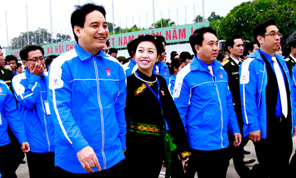 Nụ cười của những cán bộ Đoàn và đoàn viên thanh niên chuẩn bị báo công dâng Bác, trên quảng trường Ba Đình. Anh Nguyễn Đắc Vinh, Bí thư Thứ nhất T.Ư Đoàn cùng các đại biểu tiến vào quảng trường