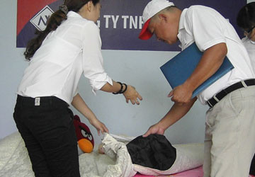 Nhân viên Công ty TNHH Cát Tường Vina đang giới thiệu tác dụng của nệm than cho PV. Ảnh: THÁI HIẾU