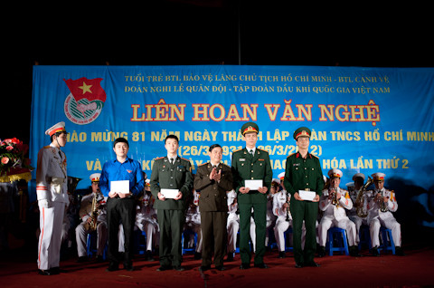 Đại tá Phạm Xuân Văn, Trưởng Phòng công tác Chính trị và Công tác quần chúng Bộ tư lệnh Cảnh vệ Bộ công an trao giải cho nội dung bóng chuyền. Nhất: Tập đoàn Dầu khí Quốc gia Việt Nam; Nhì: Bộ tư lệnh Cảnh vệ Bộ Công An; Ba: Đoàn Nghi lễ Quân đội và Bộ tư lệnh Bảo vệ Lăng Chủ tịch Hồ Chí Minh