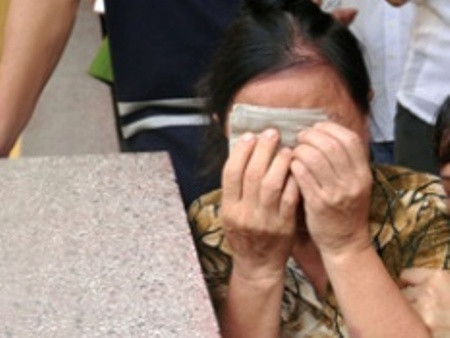 Mẹ Nghĩa tại phiên tòa sơ thẩm