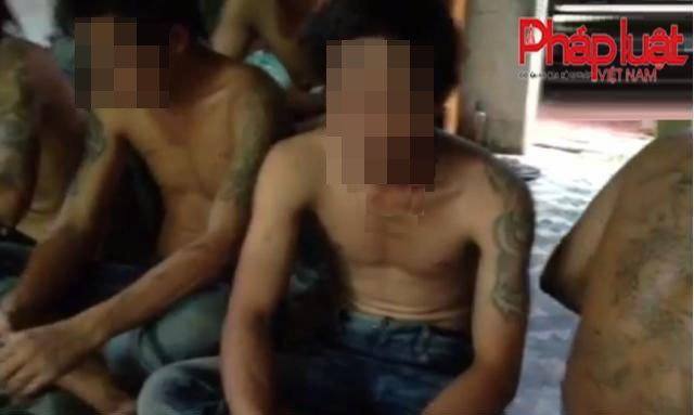 Những hình xăm giang hồ thuộc lớp đàn em nghèo trong “giới đi chơi”. Ảnh: Công Hà